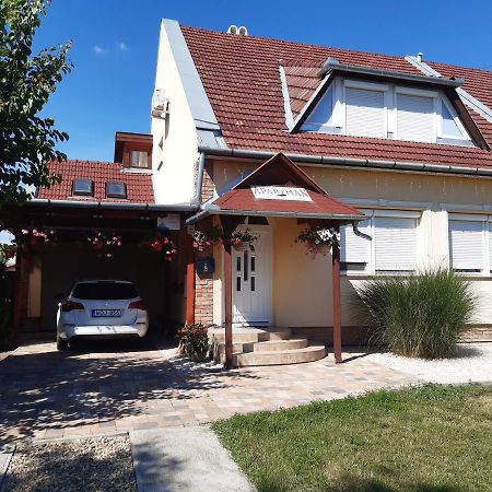 Boglarka Apartman ギュラ エクステリア 写真